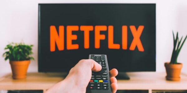 Netflixのアカウント共有は別居家族NGに！追加料金のプランがある？